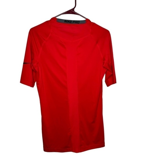 Nike Pro Men’s football Shirt Size Medium Red S/S Tight Fit - Picture 3 of 3